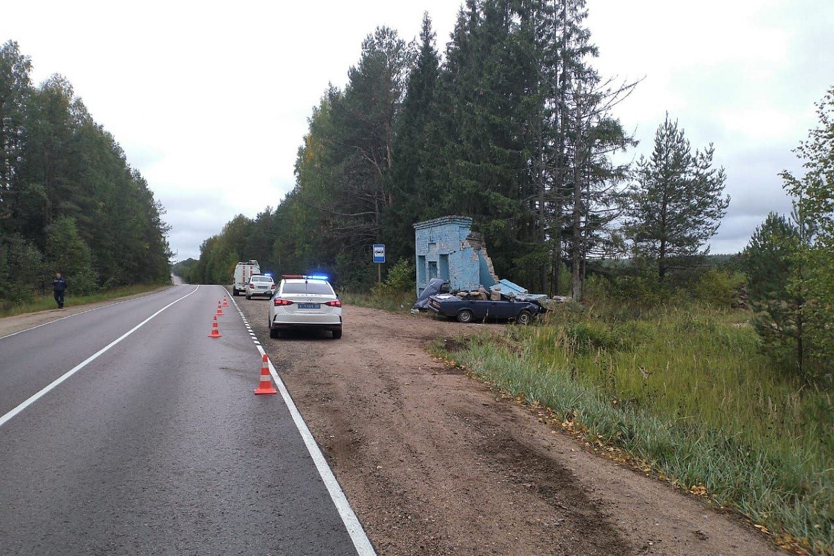 Молодой водитель погиб, врезавшись в остановку в Тверской области